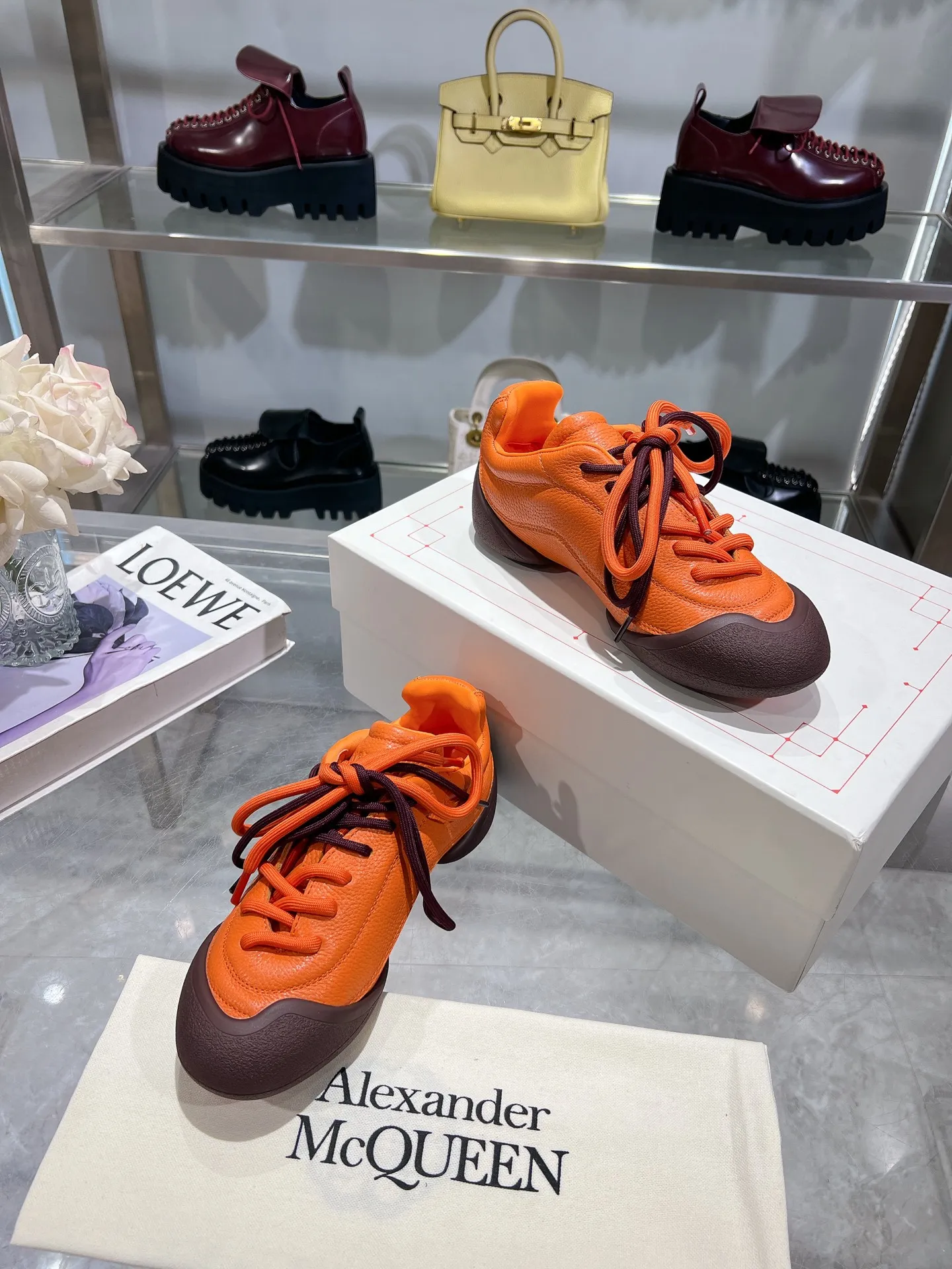 p580💰Couple model 𝐀𝐥𝐞𝐱𝐚𝐧𝐝𝐞𝐫 𝐌𝐜𝐐𝐮𝐞𝐞𝐧#/Alexander McQueen’s latest Flexion series, retro, casual, sneakers, original purchase, development, production, this Flexion Off Low-top sneakers in white grained leather with varying sized laces and an anatomically inspired lightweight segmented sole. The reverse skull pattern is embossed on the heel. Fabric: Original customized imported first-layer cowhide. Lining: Customized imported breathable mesh lining. Sole: Original open-molded non-slip TPU material. Bottom thickness: 2CM. Size: #Female size 35-40 (40 customized, non-refundable) #Men’s code 39-45 (45 customized, non-refundable)